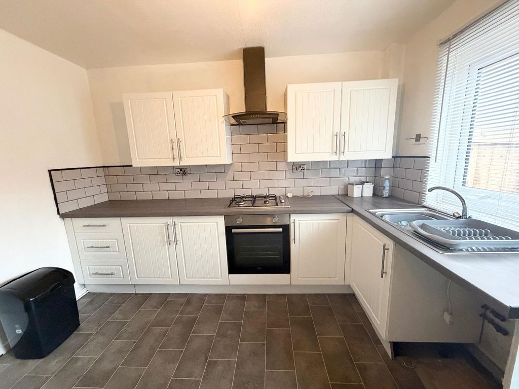 Property photo 3 of 8 Kitchen