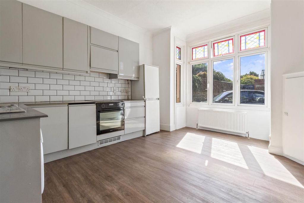 Property photo 2 of 10 2, 19-21 Ash Grove-002.Jpg