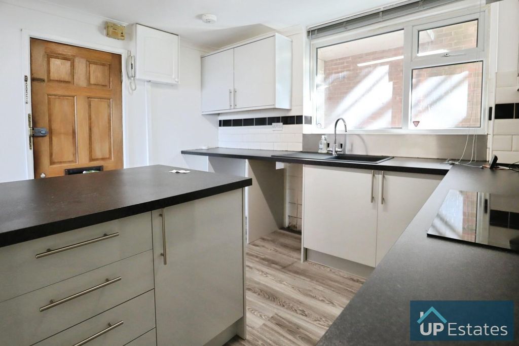 Property photo 3 of 8 Kitchen