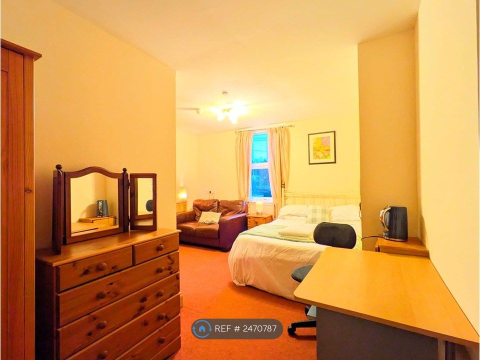 Property photo 1 of 18 Ensuite Room In Main House