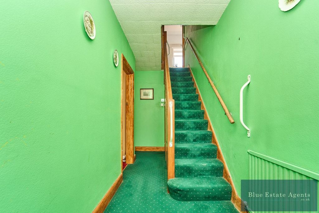 Property photo 3 of 21 Entrance