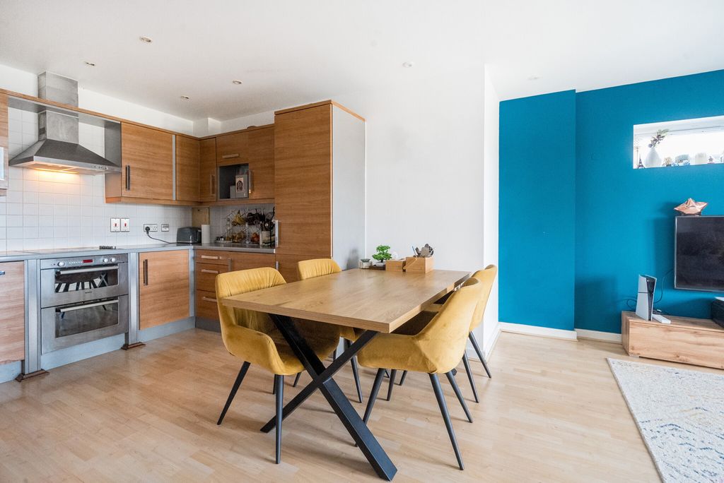 Property photo 3 of 21 1410565-9-698c945...