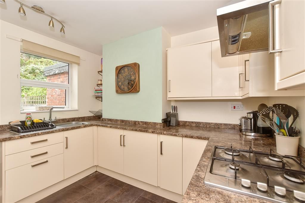 Property photo 3 of 11 Kitchen