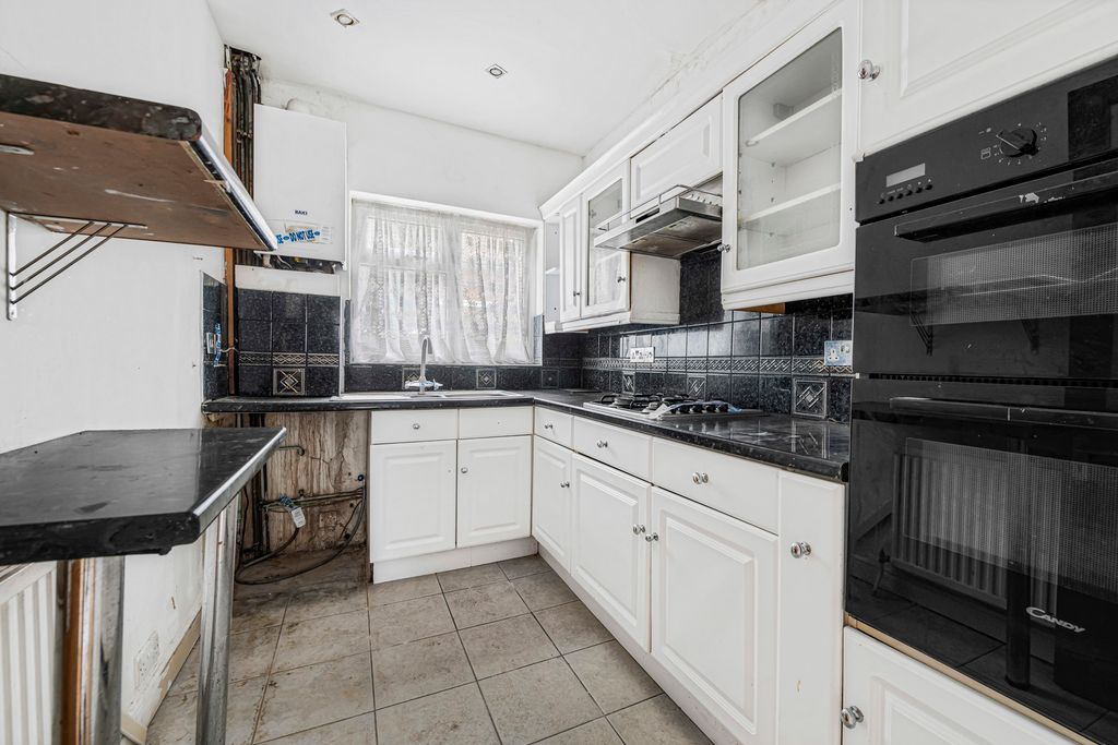 Property photo 3 of 16 Kitchen