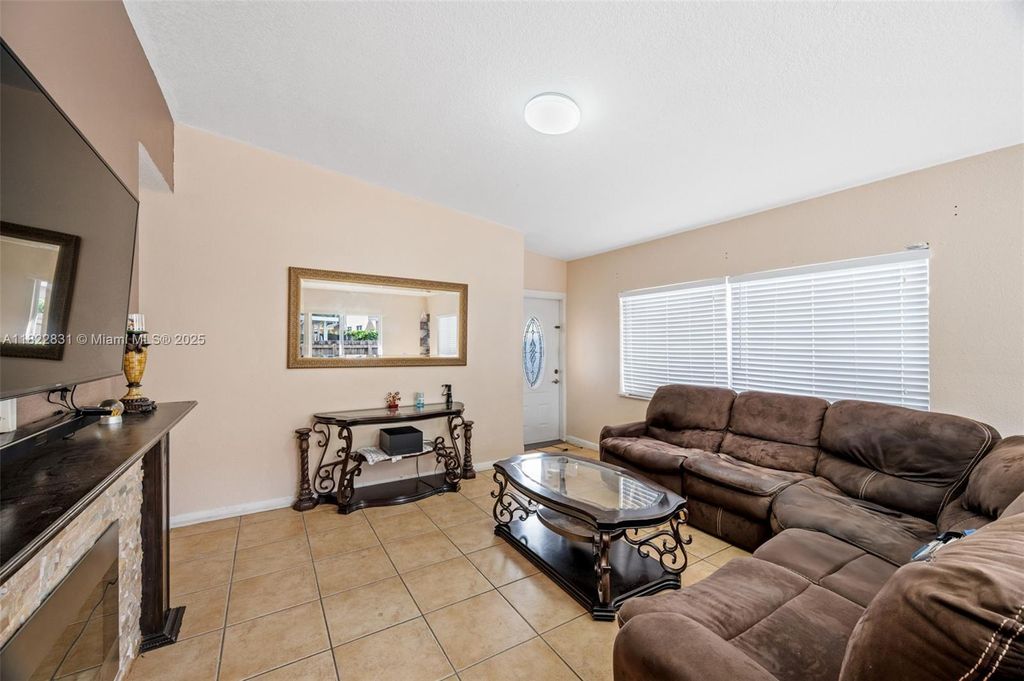 Property photo 2 of 12 <Alttext/>