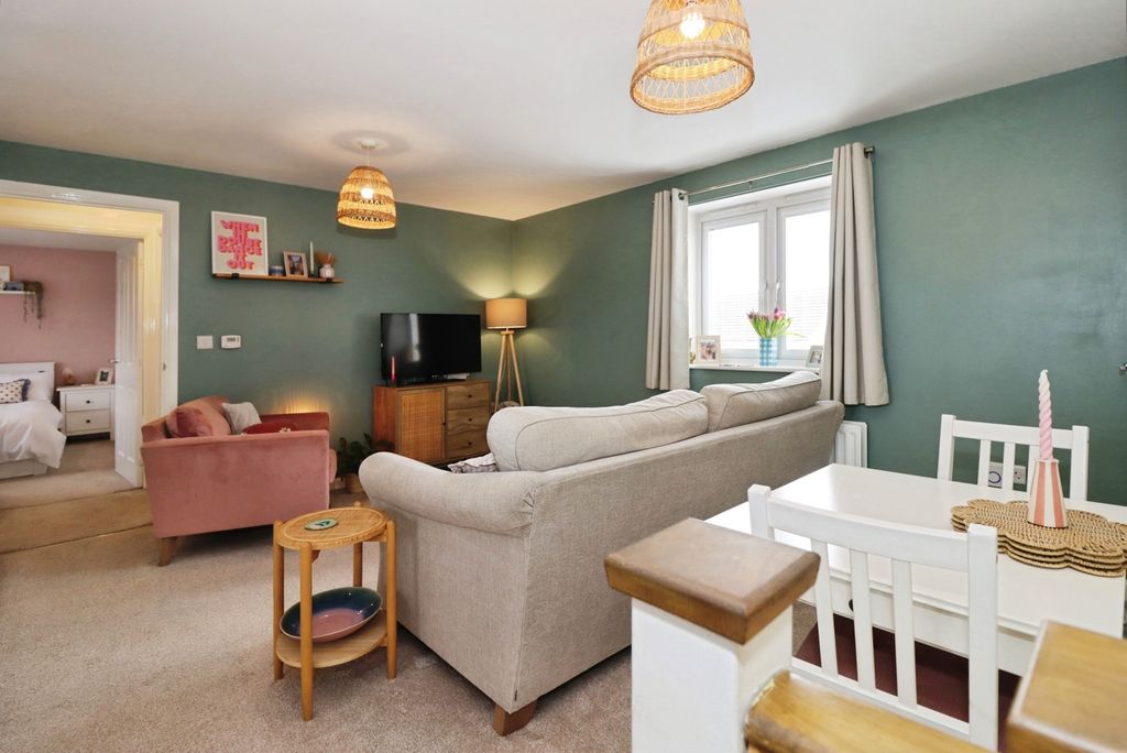 Property photo 2 of 19 Lounge