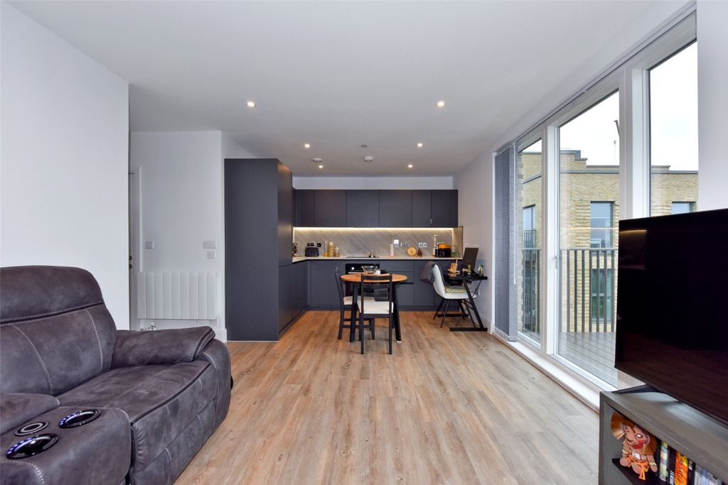 Property photo 3 of 20 Reception