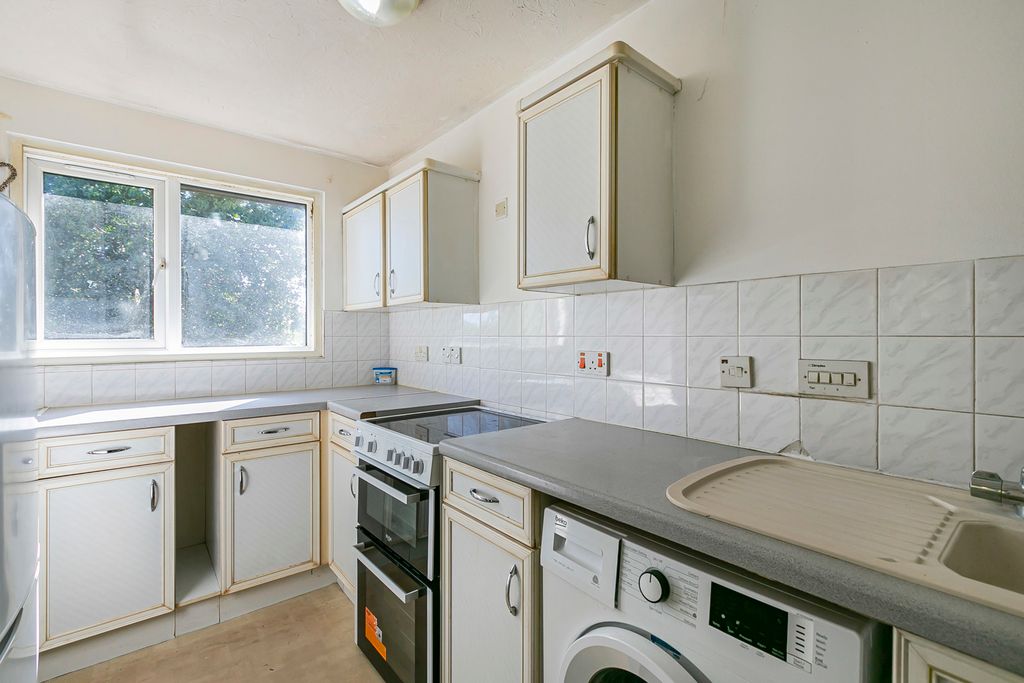 Property photo 3 of 11 Kitchen