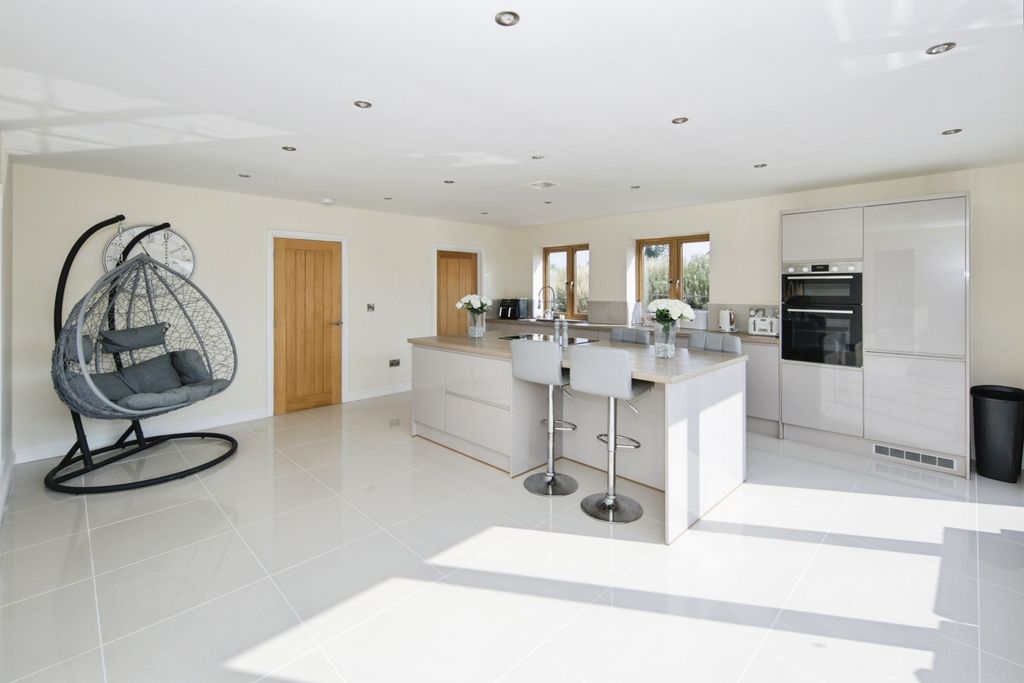 Property photo 3 of 23 Pbox-Img.Jpg
