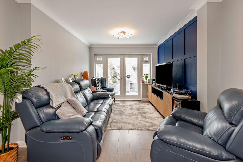 Property photo 2 of 26 8682985-Interior06-800.Jpg