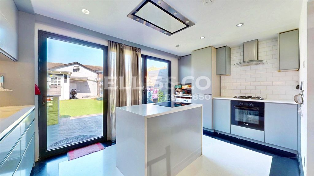 Property photo 3 of 34 Picture No. 01