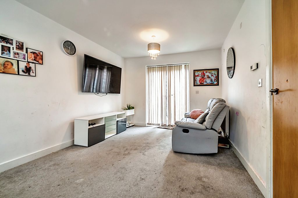 Property photo 2 of 8 Lounge