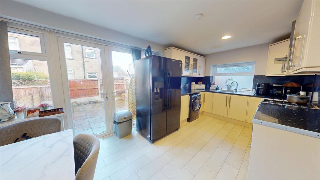 Property photo 2 of 16 Dining Kitchen