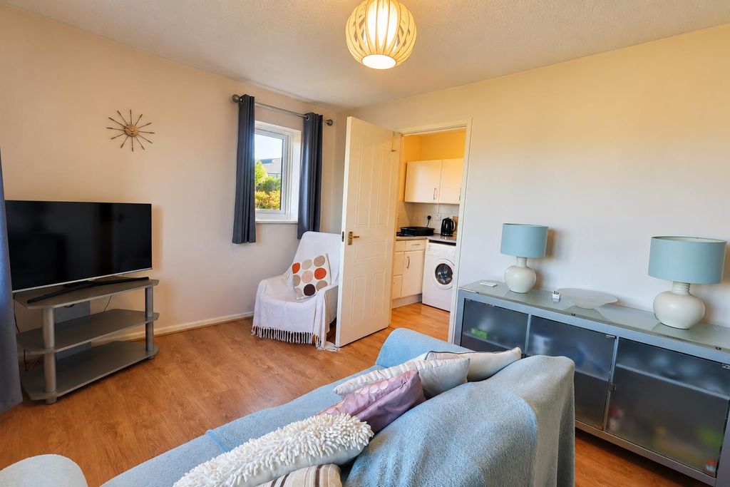 Property photo 2 of 17 Lviing Room