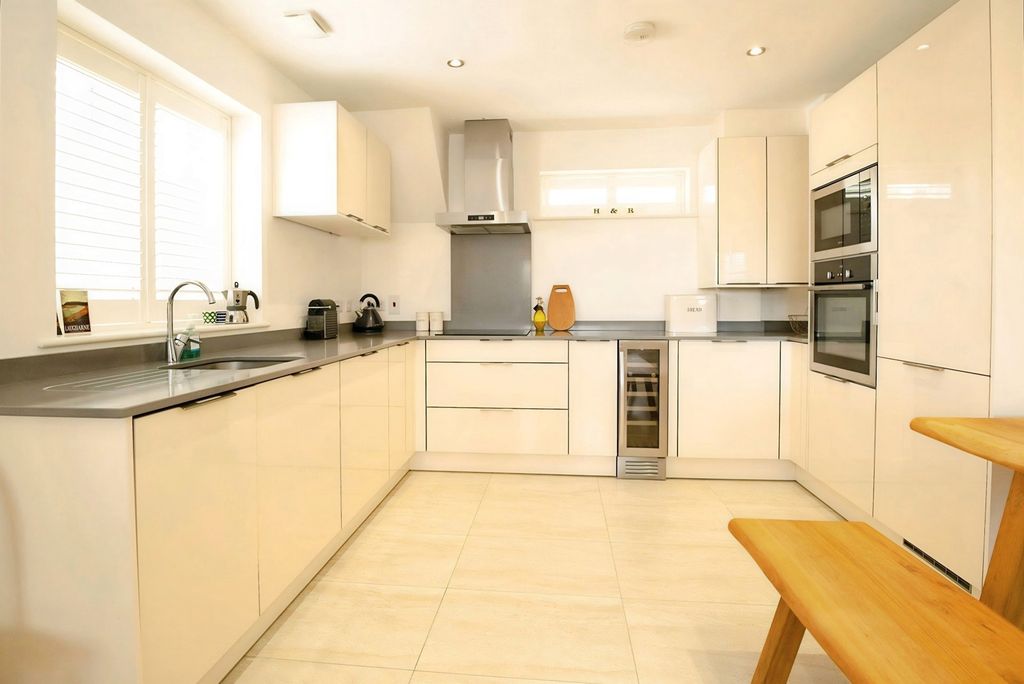 Property photo 3 of 10 Pbox-Img.Jpg