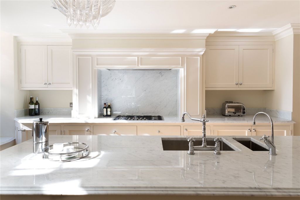 Property photo 3 of 18 Kitchen Island