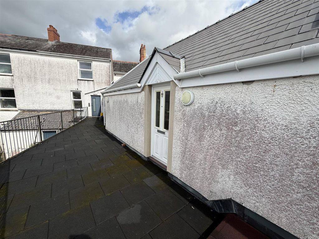 Property photo 3 of 32 The Flats: