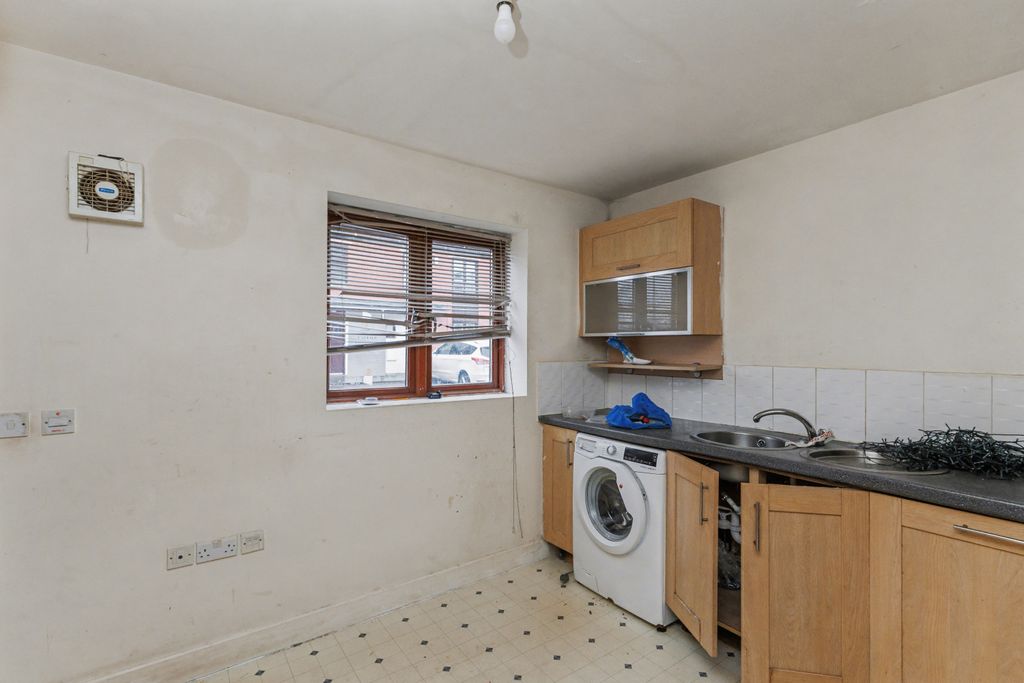 Property photo 3 of 6 5 Park Corner, Northampton, Nn5 5Fl