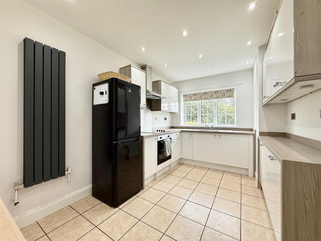 Property photo 3 of 18 Kitchen