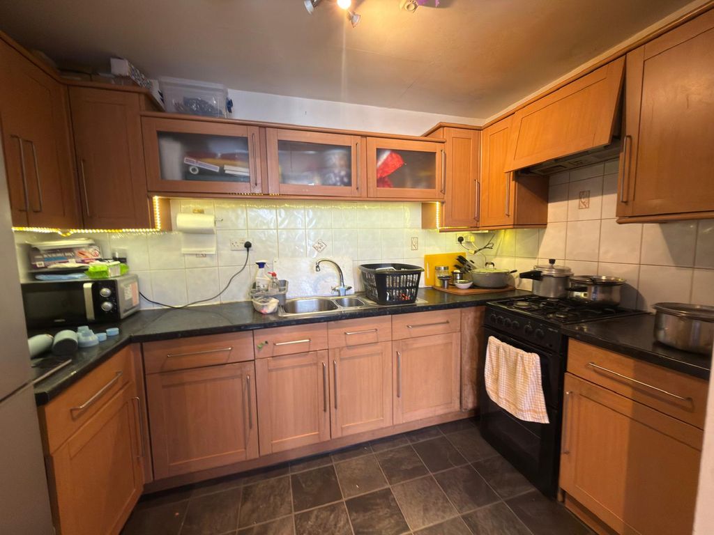 Property photo 1 of 7 One Bedroom Ground Floor Flat Close To Ilford Station- £1550