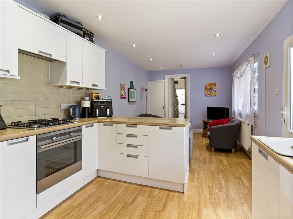 Property photo 2 of 16 37 Graham Road-008.Jpg