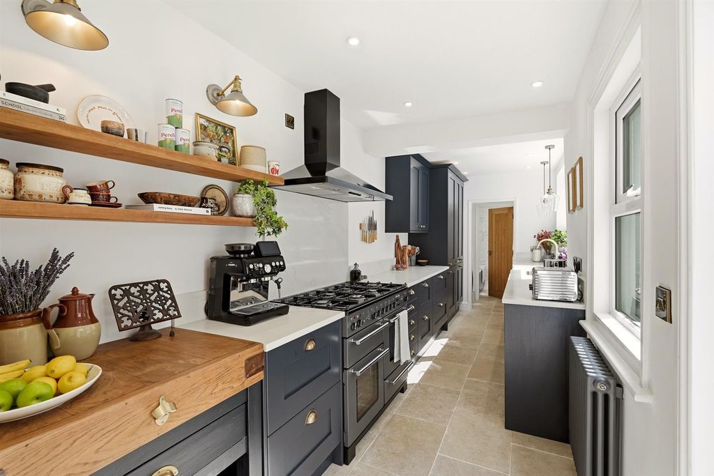 Property photo 3 of 28 6-Connaughtrd-023.Jpg