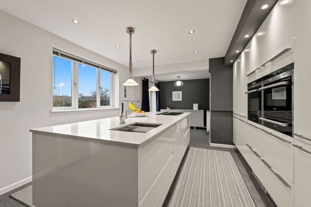 Property photo 2 of 31