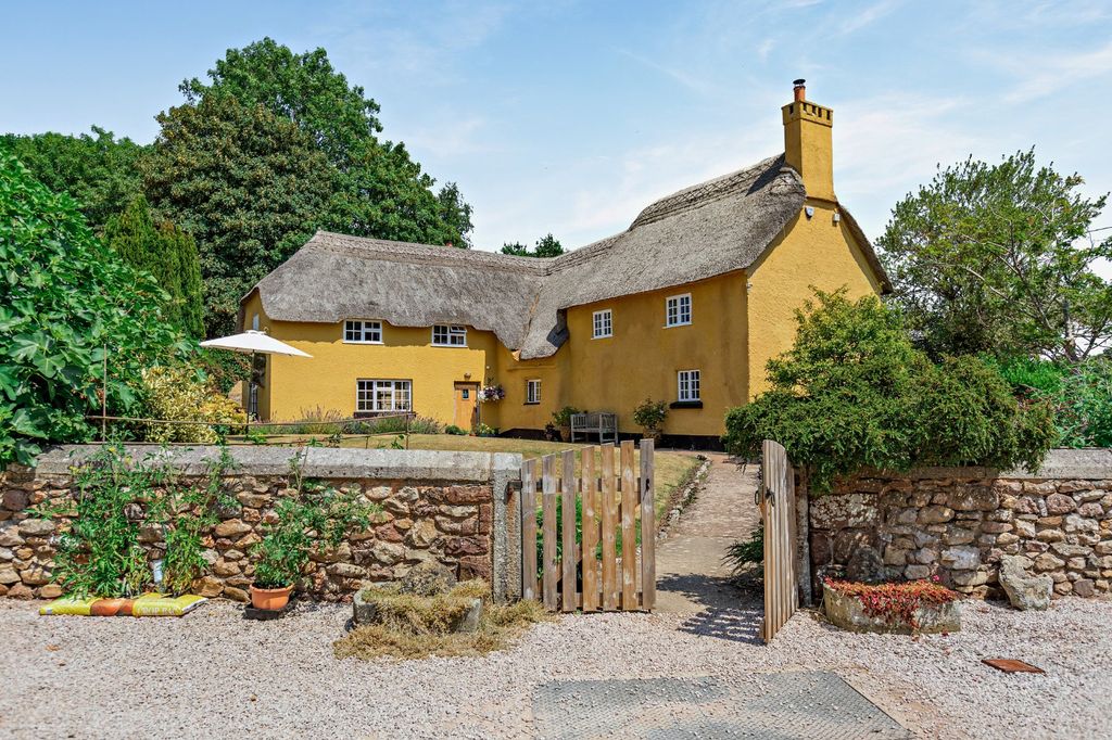 Property photo 2 of 23 Gulliford House