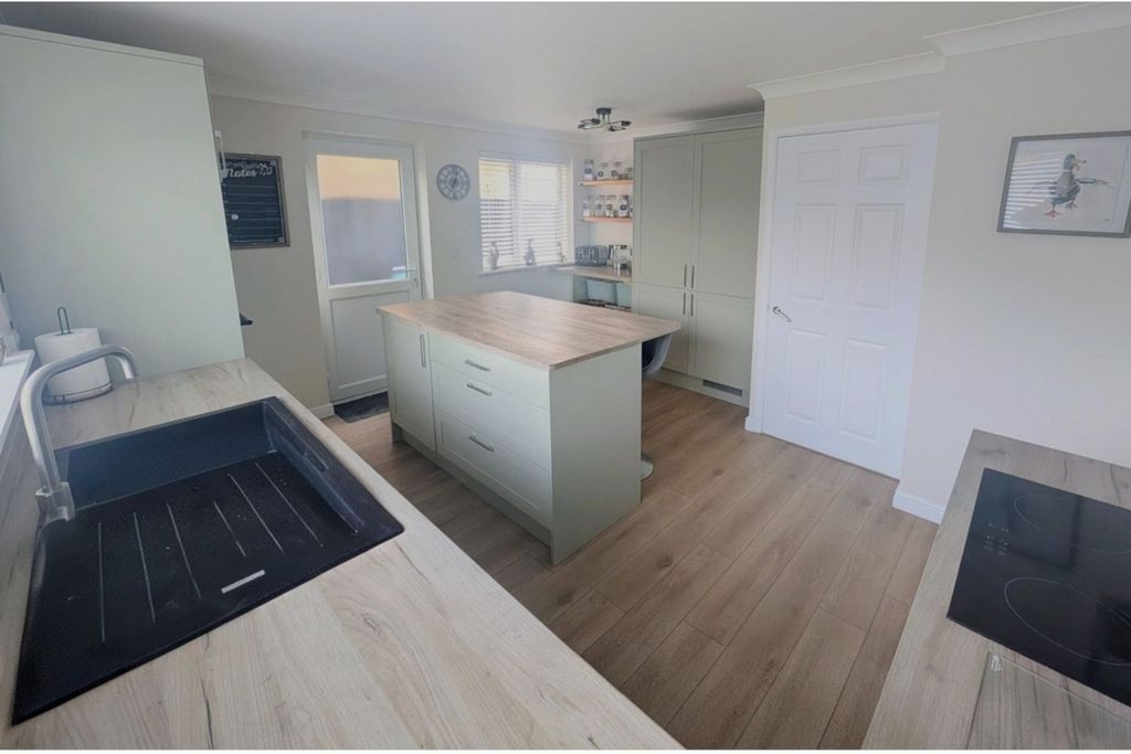 Additional image 4 of 4 bed detached house for saleLinnet Close, Littlehampton BN17