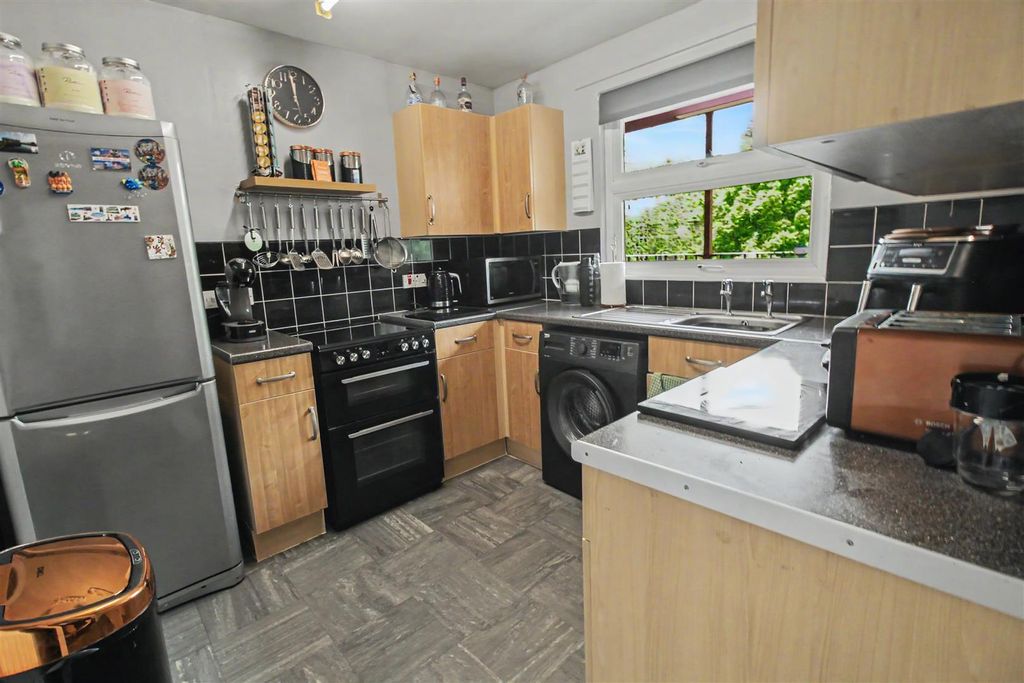 Property photo 3 of 9 Kitchen
