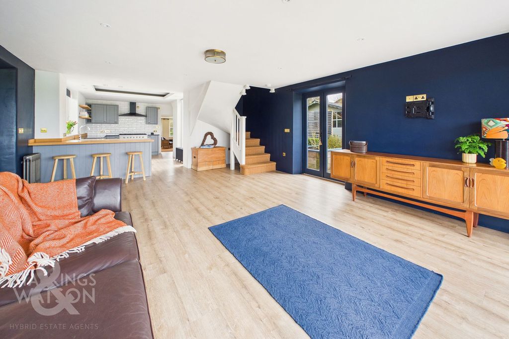 Property photo 2 of 28