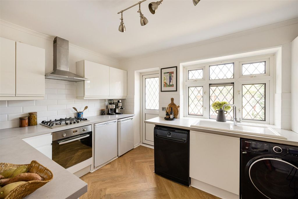 Property photo 2 of 30 Rivenhall Gardens, E18