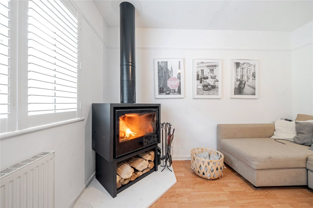 Property photo 3 of 26 Lounge