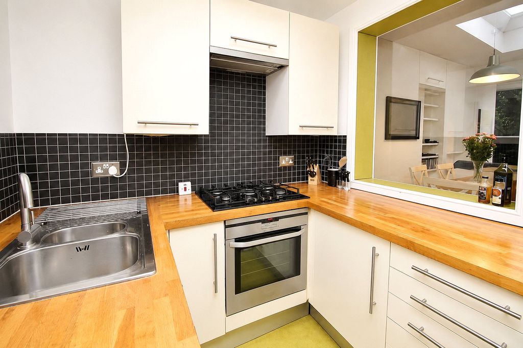Property photo 3 of 11 Kitchen