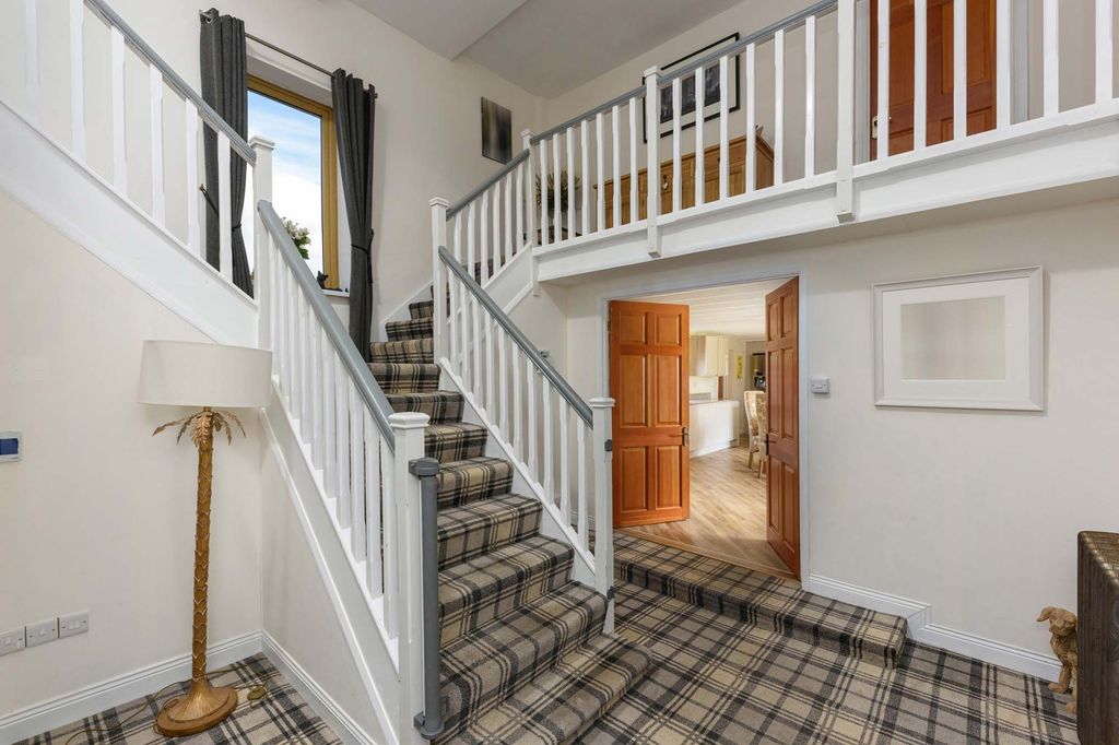 Property photo 2 of 27