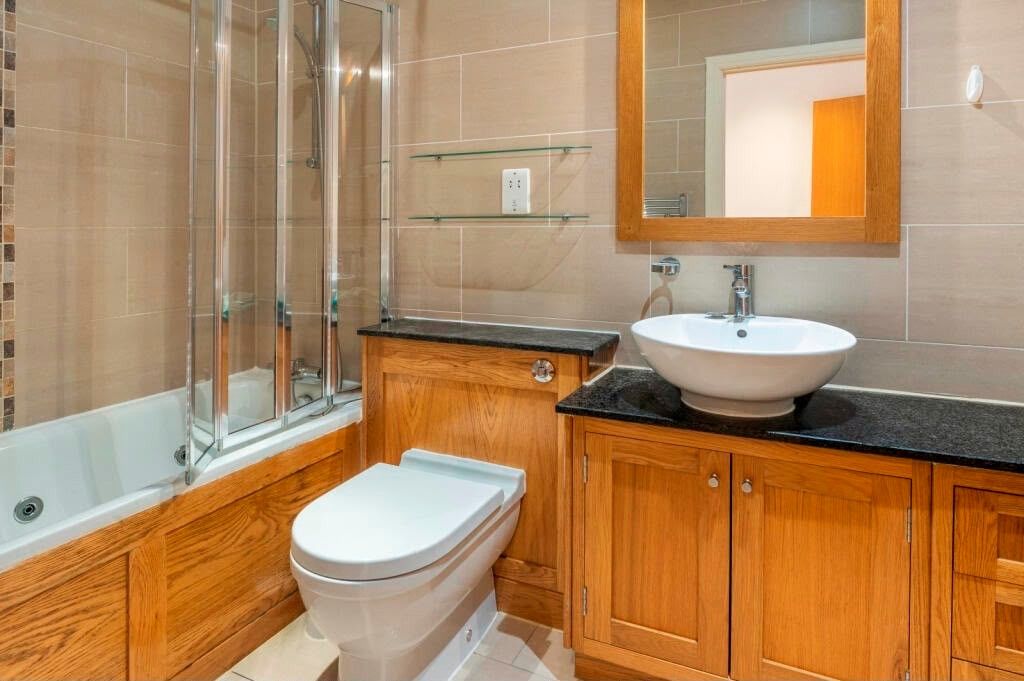 Property photo 2 of 10 Bathroom