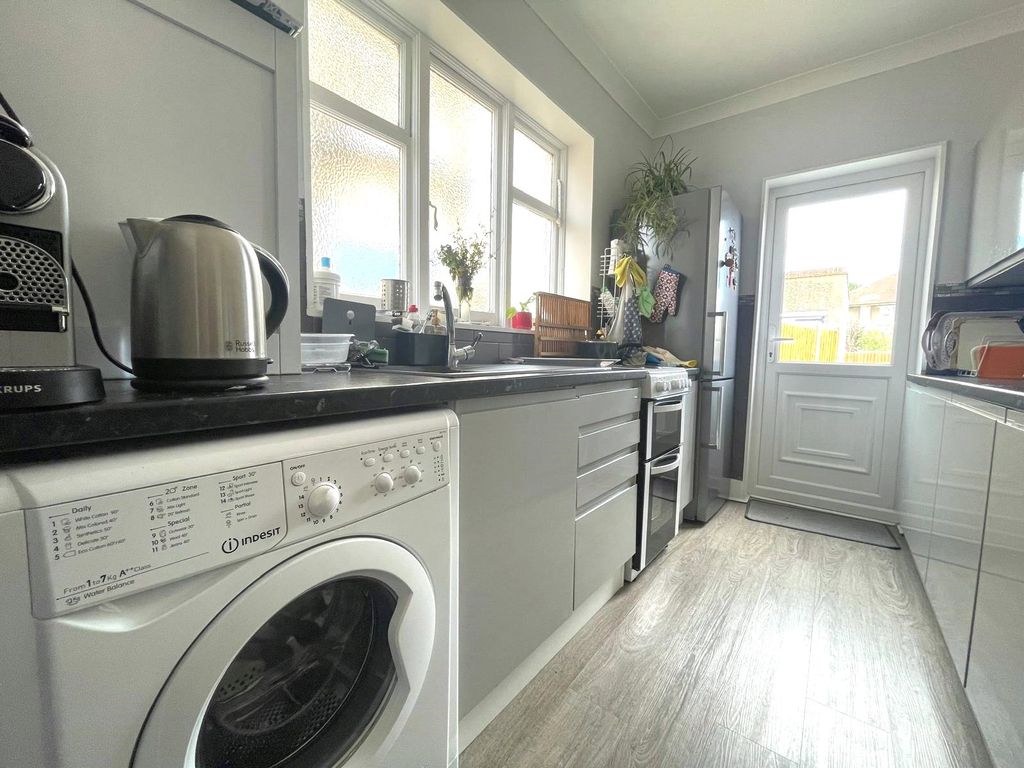 Property photo 3 of 7 Kitchen