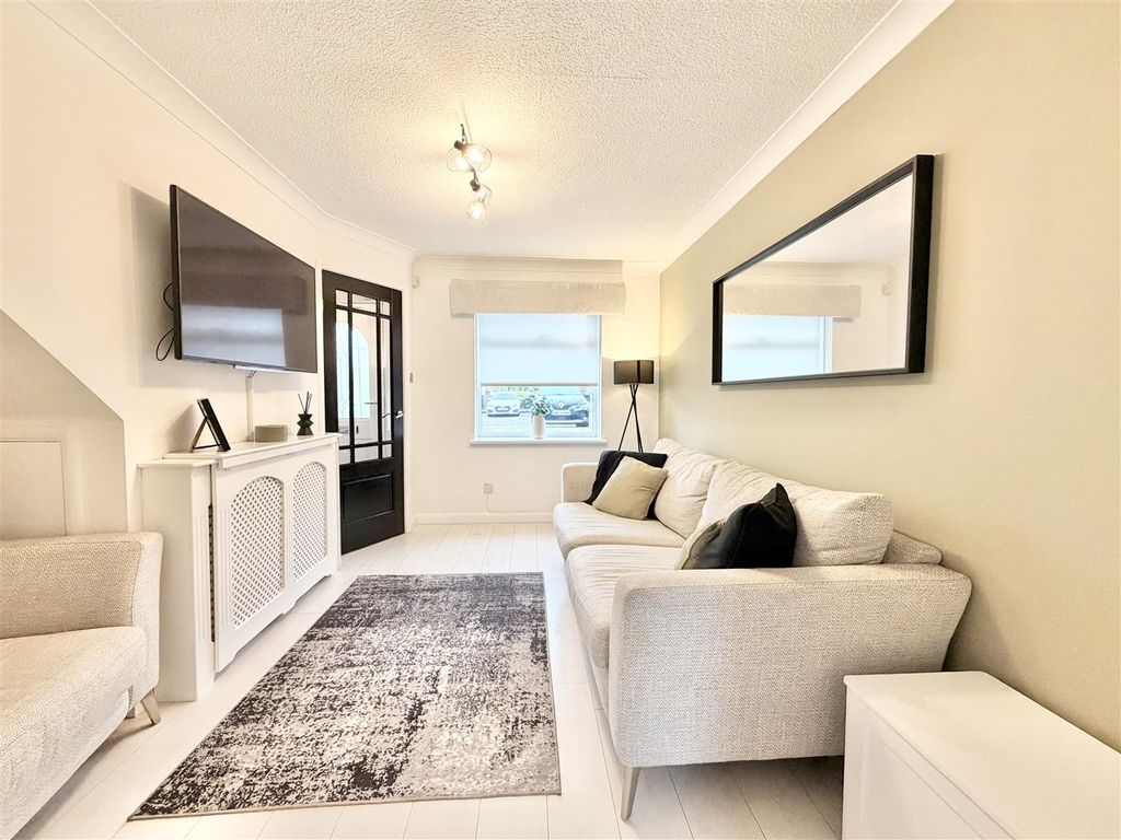 Property photo 2 of 16 Lounge