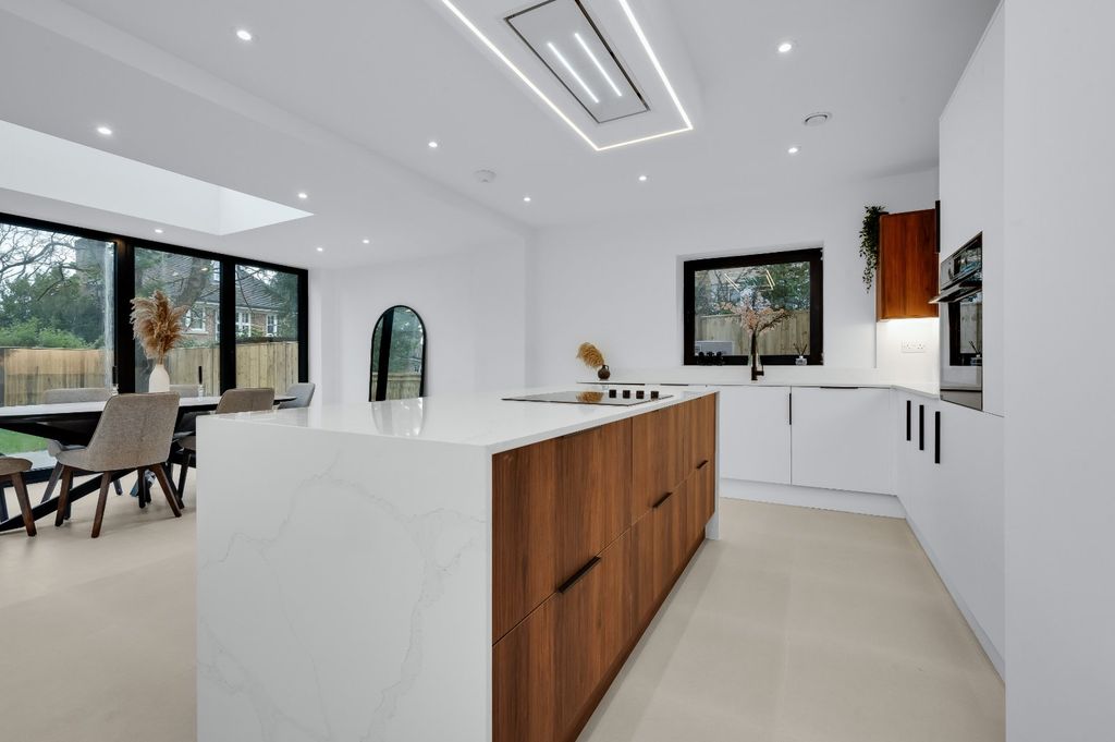 Property photo 3 of 19 Kitchen
