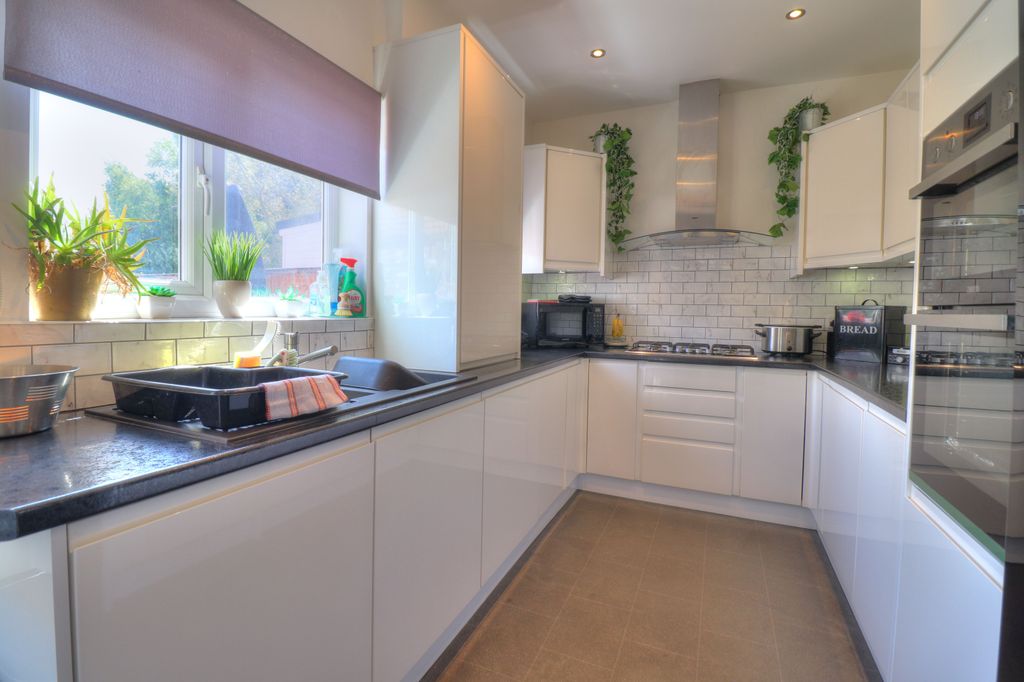 Property photo 3 of 24 Kitchen/Diner