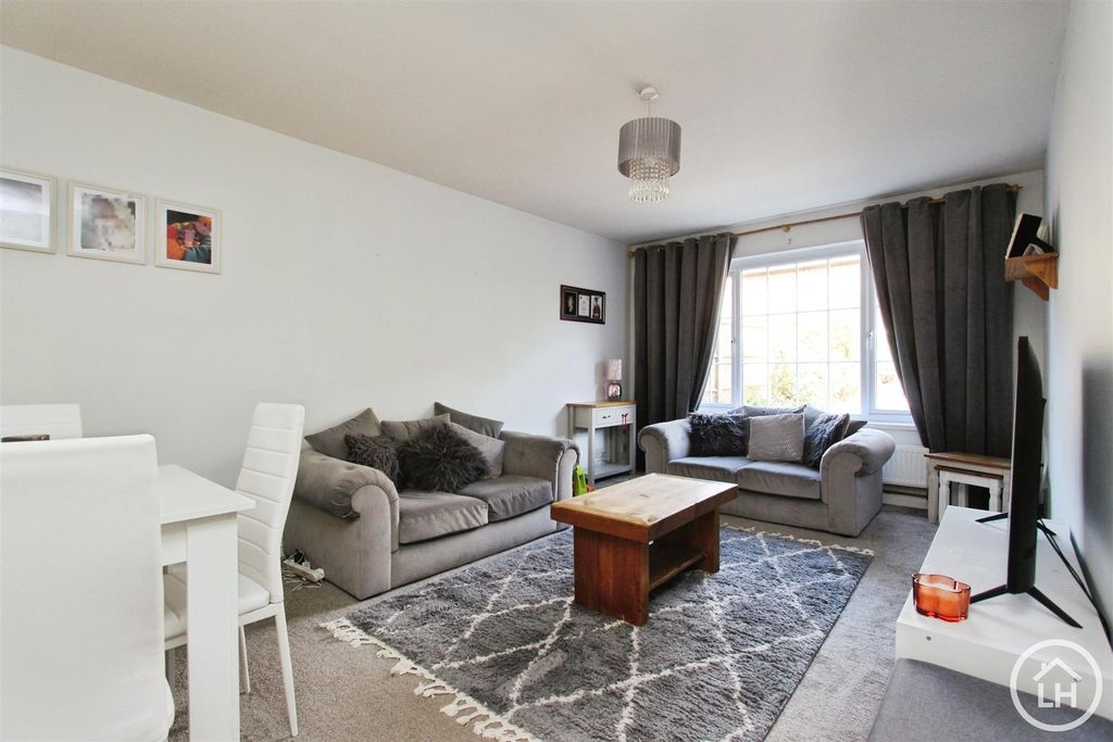 Property photo 3 of 11 Lounge