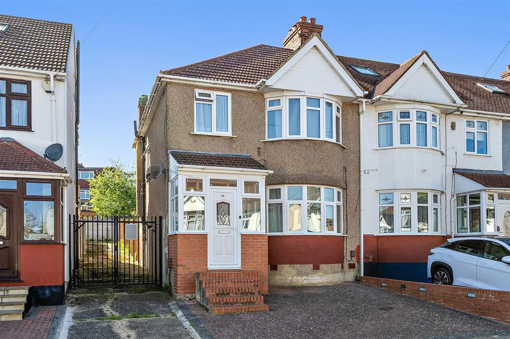 Property photo 1 of 18 Daniels_ Holden Avenue Kingsbury, London Nw9 _021.