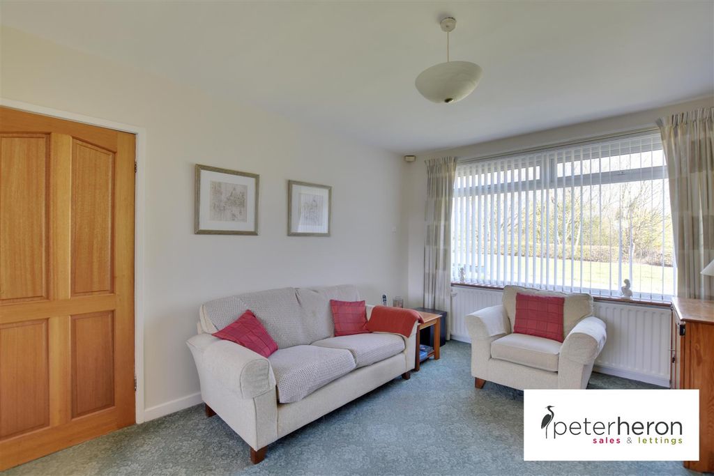 Property photo 3 of 17 Lounge