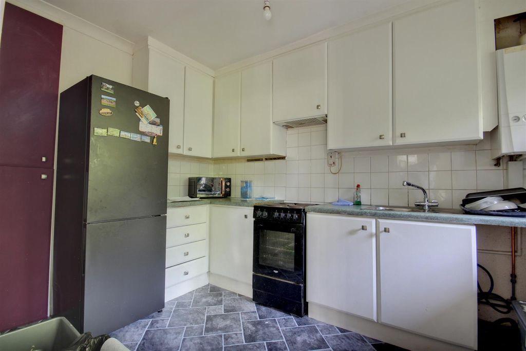 Property photo 3 of 11 Driffield Close (8).Jpg