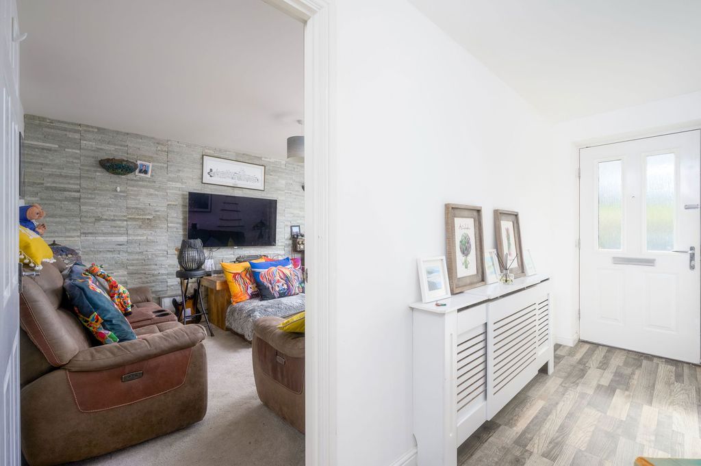 Property photo 3 of 33