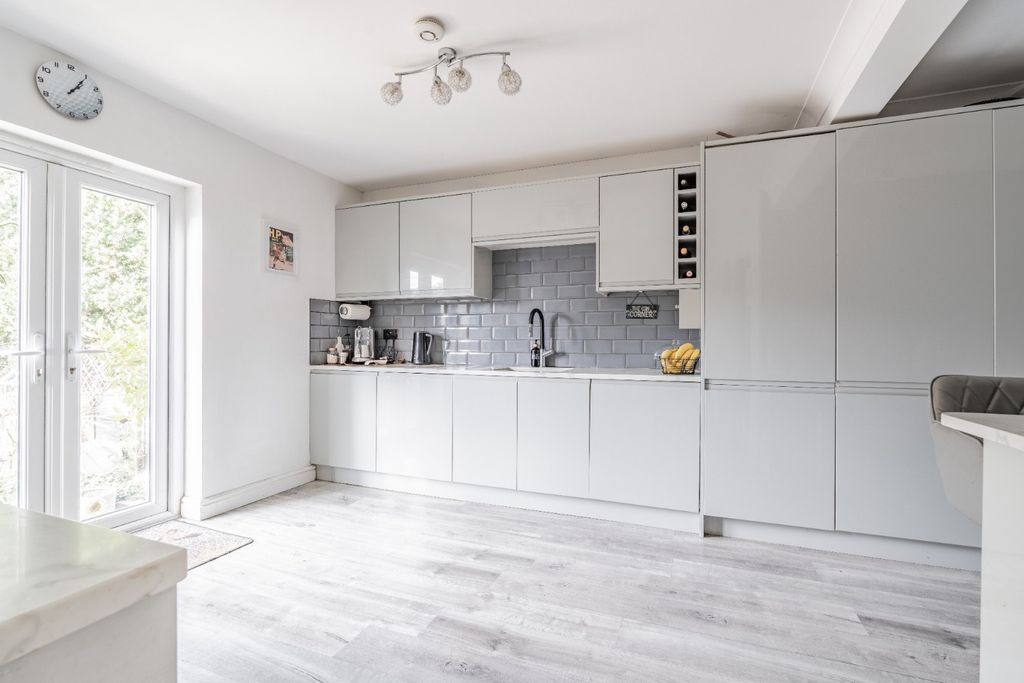 Property photo 3 of 26 4962544