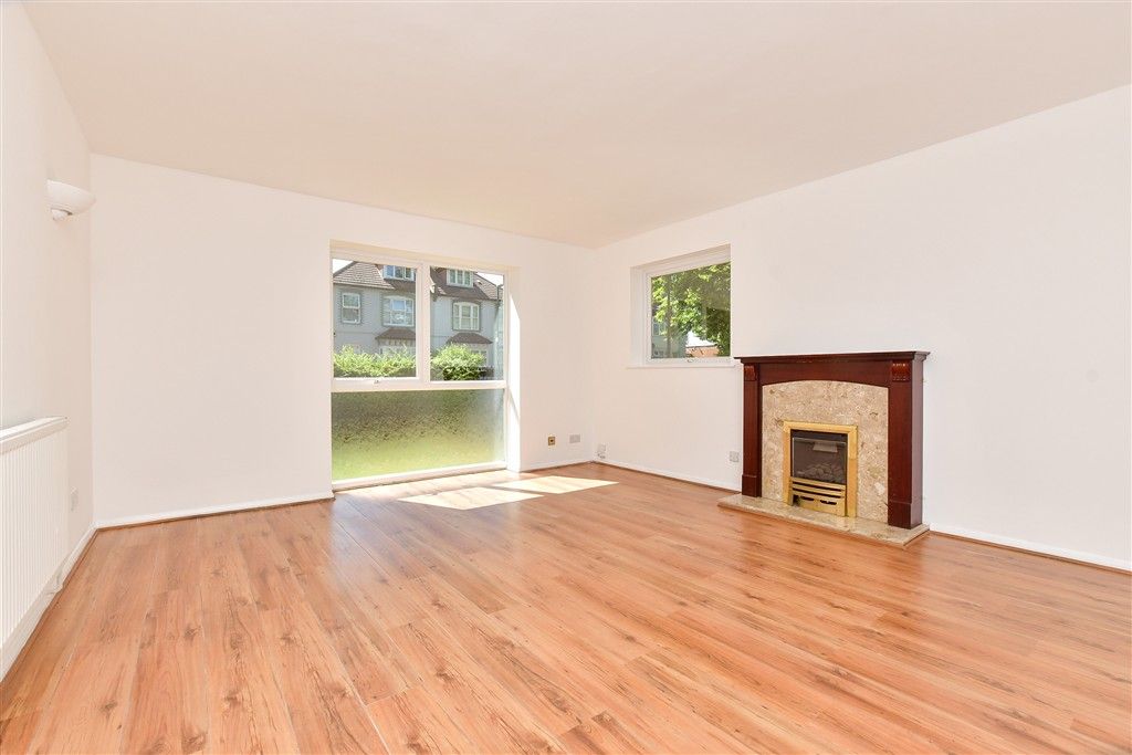 Property photo 3 of 9 Lounge