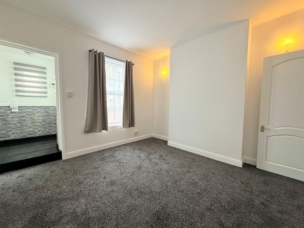 Property photo 3 of 16 Lounge