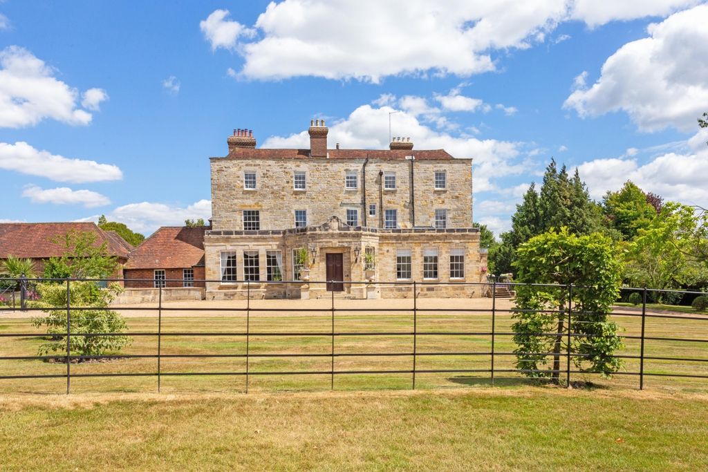 Property photo 1 of 17 Flat 2, Court Lod...