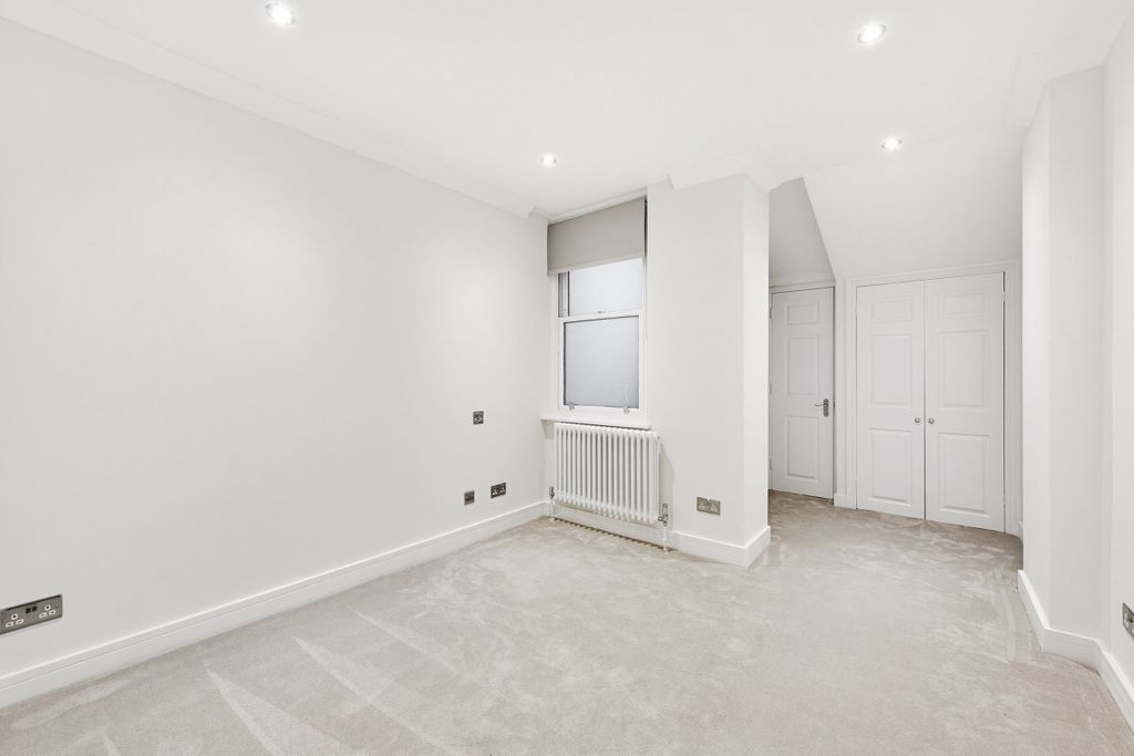 Property photo 3 of 12 Flat 2, 30-32 Dra...